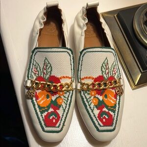 Tory Burch Embroidered White Loafers with Gold Chain